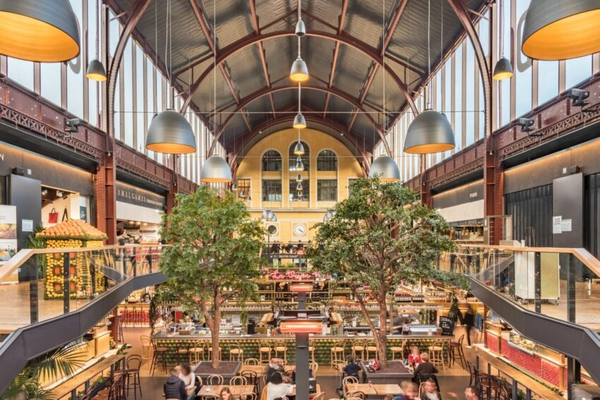 Panoramic view of the interior of a shopping center.